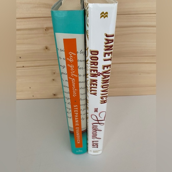 2 NOVEL Bundle by Authors Janet Evanovich & Doreen Kelly & Stephanie Evanovich - Picture 8 of 8